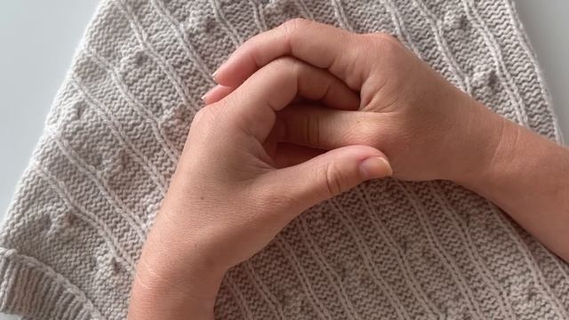 Зелёный джемпер. Как я присоединяю нить и убираю кончики. Новый процесс. смотреть онлайн