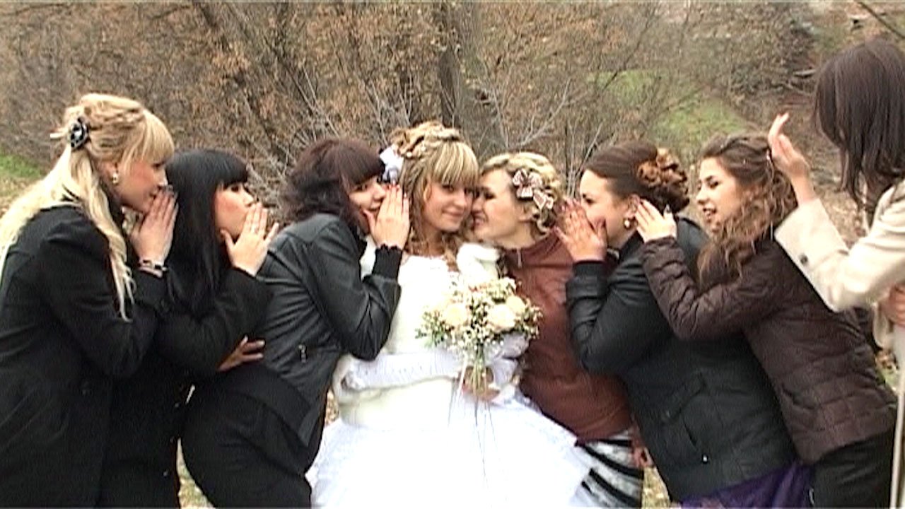 Свидетель привязывает свадебную ленточку на самое высокое дерево смотреть онлайн