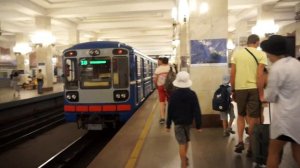 Поезд прибывает на станцию Нижегородского метрополитена Московская