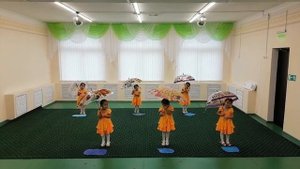 "Танец с зонтиками" средняя группа.