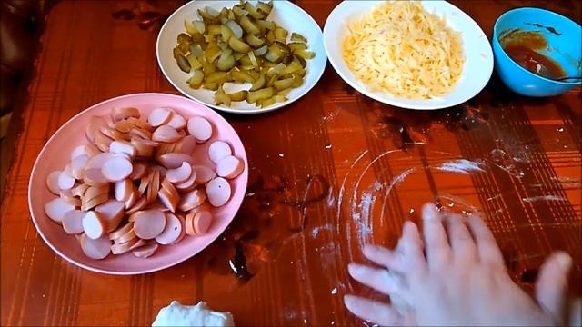 Пицца с сосисками и с солеными огурцами смотреть онлайн