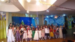 ПЕСНЯ ПО БЕЛОМУ СНЕГУ ИДЕТ НОВЫЙ ГОД!