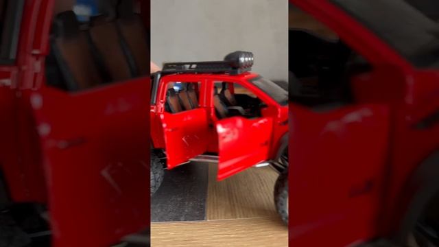 Игрушечная машинка Ford Raptor выполнена из металла