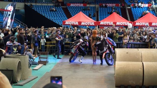 Мототриал в СК Олимпийский на выставке Мотовесна 2018. Опасные трюки. смотреть онлайн