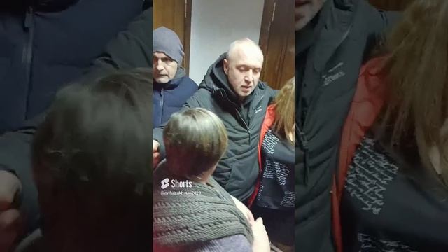 Поклонники берут автограф у Олега Алмазова после спектакля "Северное сияние" в городе Экибастузе. Ка