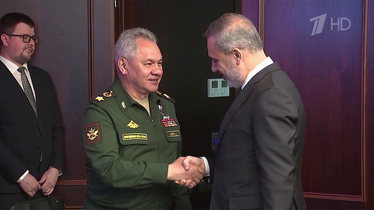 Сергей Шойгу провел встречу с министром иностранных дел Турции Хаканом Фиданом