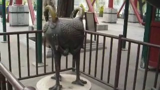 Парк Beihai (Пекин): трехногая птица смотреть онлайн