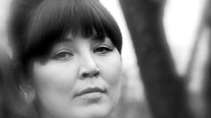 Актриса Юлия Волкова исполняет песню "Старый сад".