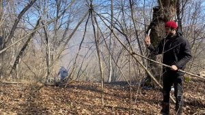 Шалаш из пищевой пленки в горах Чечни.