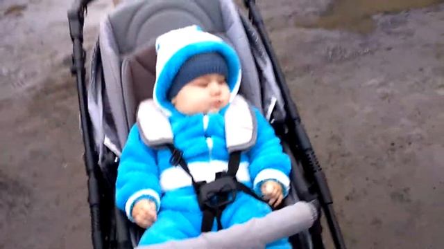 Дети бегают по лужам) ВЕСЕЛО! )