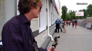 Modern певец поёт на улице