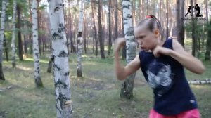 Девочка боксирует
