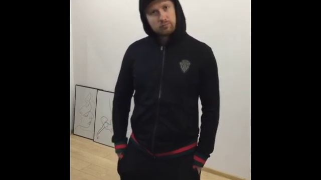 Мужчина в спортивном костюме Гуччи. Обзор черного костюма с капюшоном Gucci смотреть онлайн