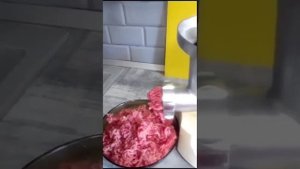 Демонстрация работы электрической Мясорубки cenwood pro1500