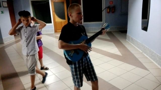 А ШЛЯПУ ОН НОСИТ НА ПАНАМУ Юный поклонник и двойник Гарика Сукачева смотреть онлайн