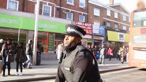 Офицер полиции танцует под Айнц, цвай, полицай