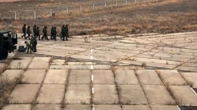 Прибытие российской бронетехники и военных.