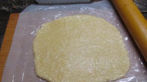 Тертый пирог с творогом и вишней