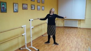 Народный сценический танец "Экзерсис", движения у станка.