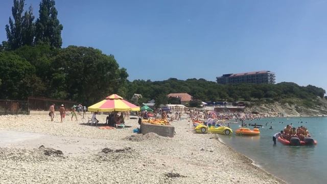 Геленджик. Погода 2 августа 2018 г. Пляж в Голубой бухте смотреть онлайн