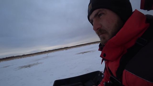 Взял Машу на ПЕРВЫЙ ЛЕД!! ЩУКА, ОКУНЬ, ПЛОТВА КЛЮЕТ))) Рыбалка на блесну,мормышку и жерлицы! смотреть онлайн