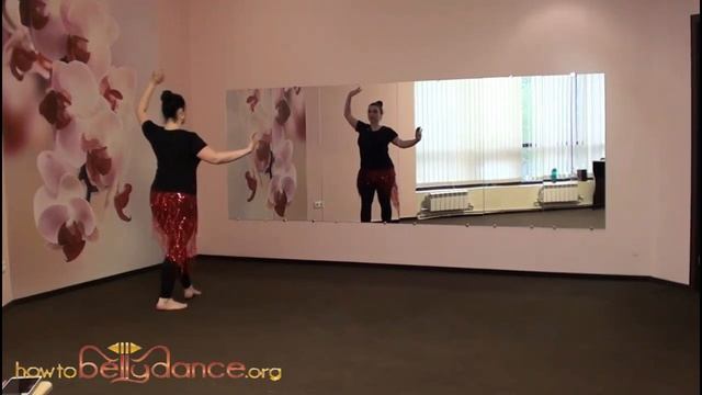 Уроки восточного танца. Базовая техника танца живота: отрабатываем возвратный шаг на оттяжке.