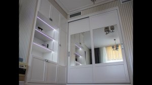 Угловой встроенный шкаф-купе с зеркальными дверьми