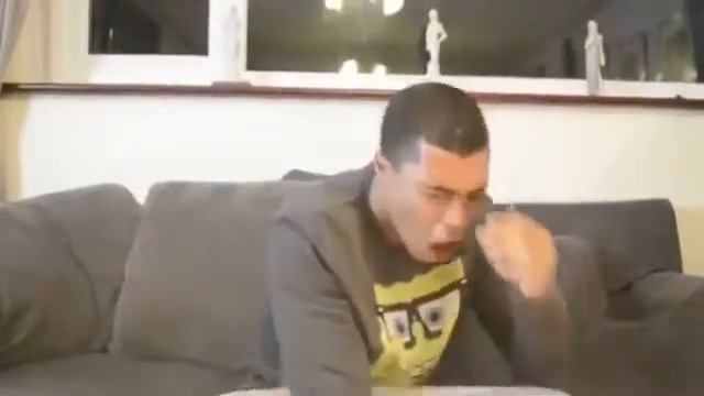 Парень ел корицу когда ему брызнули на лицо перцовым баллончиком смотреть онлайн