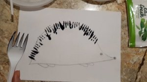 Рисование ежа с помощью вилки.