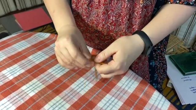 Прикладное творчество - Цепочка из шерстяной нити "Закладка"