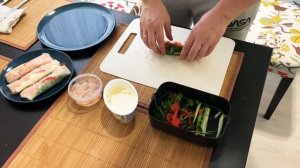 Нэм ролл креветка с овощами и зеленью в рисовой бумаге