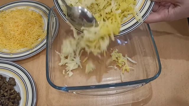 Салат  слоёный с копчёной куриной грудкой и жареными шампиньонами.