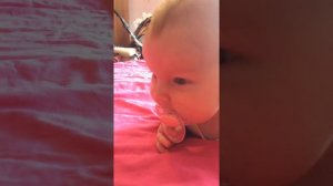 Маленькая Евочка не хочет сосать соску