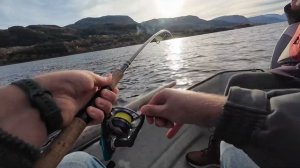 КЛЮНУЛ МОНСТР, НЕ МОЖЕМ ПОДНЯТЬ!!! СПИННИНГ В ДУГУ... Рыбалка в Норвегии