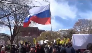 Американцы с флагами России требуют прекратить участие США в конфликтах и финансирование Украины