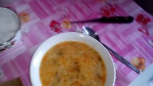 Я ем и очень вкусно очень это гороховый суп я его обажаю этот суп самый вкусный и всё любите горохо