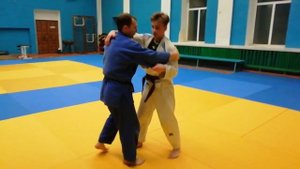 контрприем от подхватов  изнутри и под две ноги