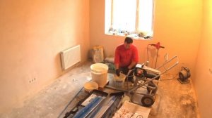 Работа с самодельным бункером для шпаклевки