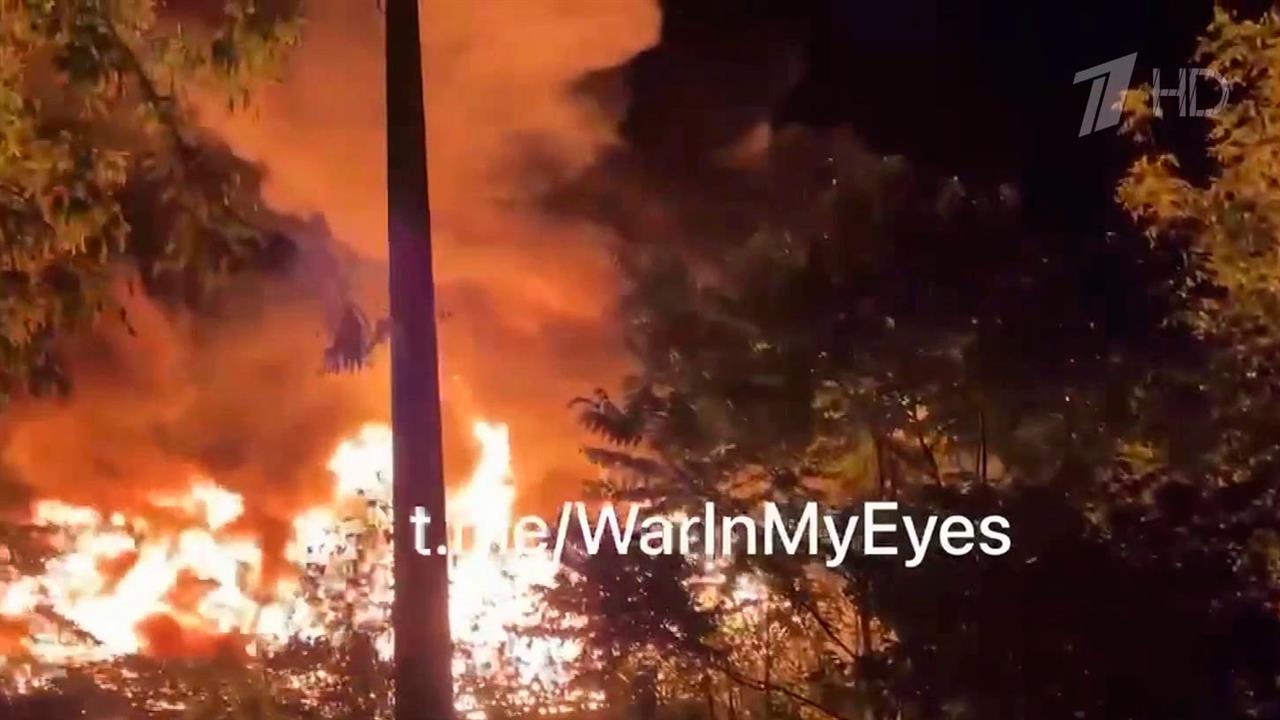 Сильный пожар произошел на нефтебазе в Макеевке