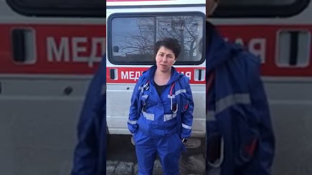 Врач скорой помощи очень просто и доходчиво объясняет причину соблюдения самоизоляции. смотреть онлайн