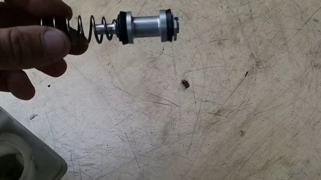 Меняю главный тормозной, на Nissan primera. Снимаю старого образца, и переделываю на нового образца смотреть онлайн