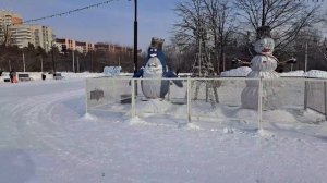 Нас поздравляют снеговик и пингвин