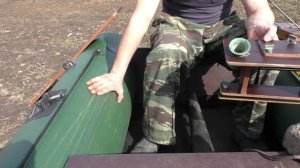 Как поступить, если столик встает на лодку не ровно ?