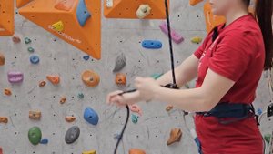 Как страховать с григри с верхней страховкой на скалодроме?