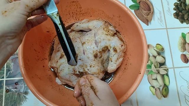 Juicy and flavorful chicken in the oven. Сочная и ароматная курочка в духовке. смотреть онлайн