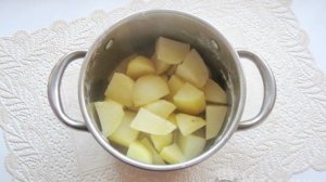 Отварной картофель с чесноком и зеленью