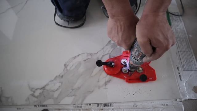 Подготовка и укладка душевой кабинки крупным форматом, весь процесс.