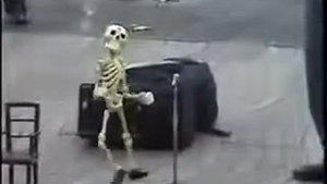 Скелет танцует и поет
