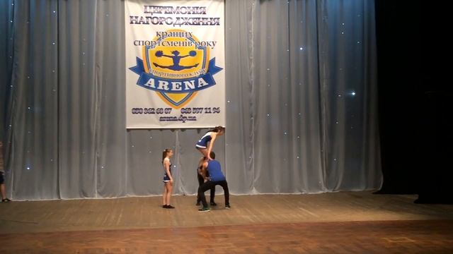 Черлидинг. Яркий спорт. Элементы в чирлидинге. Поддержки. Прыжки. Шпагат в прыжке. смотреть онлайн