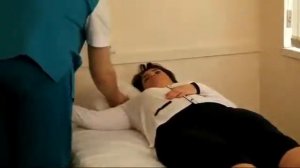 Позиционирование пациента в кровати на больной стороне